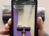 Aplikacja Dyson CleanTrace AR pozwala użytkownikom zobaczyć miejsca, które pominęli podczas odkurzania. (Źródło: Dyson na YouTube)