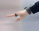 Obraz picoRing i towarzyszącej mu opaski na nadgarstek (Źródło zdjęcia: naukowcy; edytowane)
