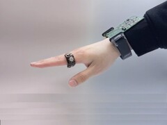 Obraz picoRing i towarzyszącej mu opaski na nadgarstek (Źródło zdjęcia: naukowcy; edytowane)