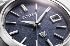 Citizen AQ4100-65M (na zdjęciu) ma wygrawerowany motyw orła na koronce, tarczy i deklu. (Źródło zdjęcia: Citizen)
