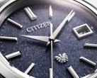 Citizen AQ4100-65M (na zdjęciu) ma wygrawerowany motyw orła na koronce, tarczy i deklu. (Źródło zdjęcia: Citizen)