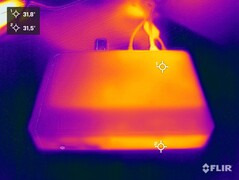 Element obudowy Intel NUC Pro podczas stress testu (górna strona)