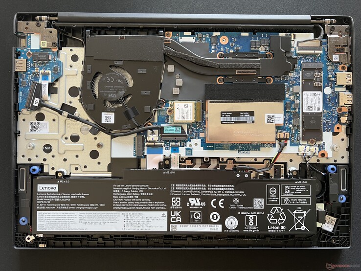 ThinkPad E16 G1 AMD dla porównania