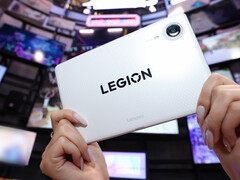 Nadchodzący model Legion Y700 Infinite ma być wyposażony w procesor Snapdragon 8 Elite Gen 5 w wersji Leading. Na zdjęciu: biała wersja kolorystyczna tabletu.