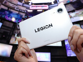 Nadchodzący model Legion Y700 Infinite ma być wyposażony w procesor Snapdragon 8 Elite Gen 5 w wersji Leading. Na zdjęciu: biała wersja kolorystyczna tabletu.