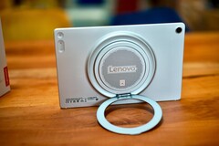Okrągła podstawka w tablecie Lenovo Tab Plus Gen 2 jest niezwykle wszechstronna.