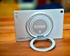 Okrągła podstawka w tablecie Lenovo Tab Plus Gen 2 jest niezwykle wszechstronna.