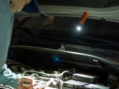 Latarkę Olight ArkPro Ultra można przymocować do powierzchni stalowych za pomocą jej magnetycznego uchwytu.