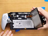 PlayStation Portal niepotrzebnie komplikuje wymianę baterii. (Zdjęcie: Jacob R, YouTube)