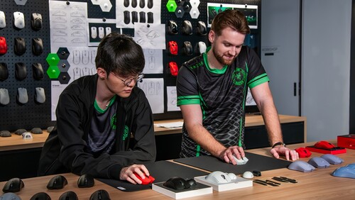 Faker i NiKo testują Razer Viper V4 Pro