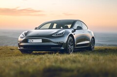 Tesla Model 3 Performance to dwusilnikowy sedan typu fastback z napędem AWD, który wielokrotnie bił rekordy sprzedaży. (Źródło zdjęcia: Tesla)