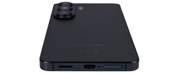 Dół: Głośniki, USB, mikrofon, SIM