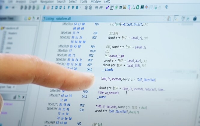 Fragment kodu, który wywołuje czas systemowy, dzięki czemu proces generowania hasła nie jest tak losowy. (Źródło: Joe Grand via YouTube)