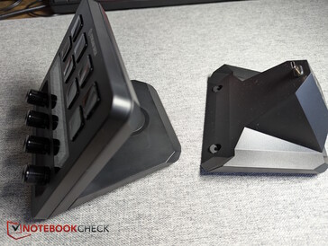 Proszę wymienić standardową podstawkę (po lewej) na XLR Dock (po prawej)