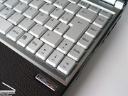 klawiatura wypełnia ściśle platformę roboczą – w efekcie jest brzydka, ale nie można narzekać na wielkość większości klawiszy