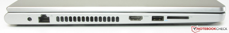 lewy bok: gniazdo zasilania, LAN, wylot powietrza z układu chłodzenia, HDMI, USB 3.0, czytnik kart pamięci