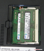 pamięć RAM pod jedną z pokryw serwisowych