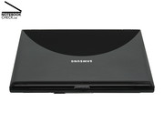 czarny, zrobiony na wysoki połysk lakier wieńczący klapę Samsunga robi wrażenie...