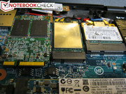 nie da się zamontować drugiego dysku (z lewej strony widoczny należący do autora 50-milimetrowy dysk SSD Renice X5 pod mSATA)