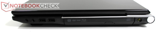 prawy bok: 2 gniazda audio, 2 USB 2.0, napęd optyczny (Blu-Ray), gniazdo zasilania