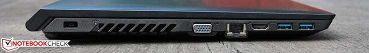 lewy bok: gniazdo zasilania, kontrolka stanu akumulatora, wylot powietrza z układu chłodzenia, VGA, LAN, HDMI, 2 USB 3.0