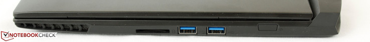 prawy bok: czytnik kart pamięci, 2 USB 3.0, przycisk zasilania