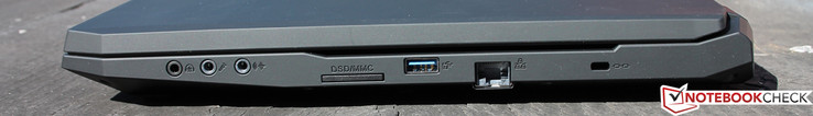 prawy bok: 3 gniazda audio, czytnik kart pamięci, USB typu A, LAN, gniazdo linki zabezpieczającej