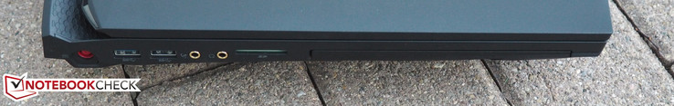 lewy bok: gniazdo zasilania, 2 USB 3.0, 2 gniazda audio, czytnik kart pamięci, kieszeń modułowa (na napęd optyczny lub dodatkowy wentylator)fwerk