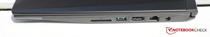 prawy bok: czytnik kart pamięci, USB 3.0, HDMI, LAN, gniazdo zasilania