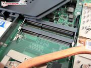 dwa z czterech gniazd pamięci RAM znajdują się pod pokrywą serwisową