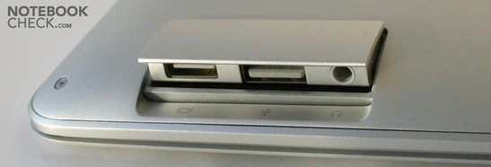 mieszczący się z prawej strony uchylny zasobnik z portami Mini-DVI, USB i gniazdem słuchawkowym