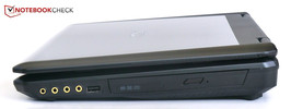 prawy bok: 4 gniazda audio, USB 2.0, napęd optyczny (DVD)