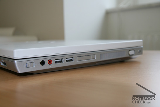 prawy bok: gniazda słuchawkowe i mikrofonu, dwa porty USB 2.0, gniazdo ExpressCard 34 mm, szczeliny wentylacyjne, wyjście VGA, FireWire 400