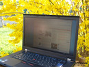 laptop w cieniu, widok z boku