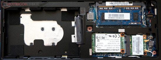 wolna zatoka dysku 2,5" (z lewej strony), SSD pod mSATA, karta Wi-Fi (w prawym dolnym rogu) i moduł pamięci w gnieździe RAM - dostępne po zdjęciu pokrywy serwisowej