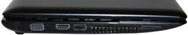 lewy bok: gniazdo zasilania, VGA/D-Sub, HDMI, USB, wylot wentylacji, czytnik kart