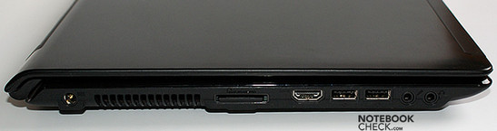 lewy bok: gniazdo zasilania, wylot wentylacji, czytnik kart, HDMI, 2x USB, wejście mikrofonowe, wyjście słuchawkowe