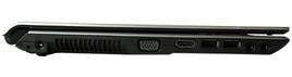 lewy bok: gniazdo zasilania, kratka wentylacyjna, VGA/D-Sub, HDMI, 2x USB, wejście mikrofonowe, wyjście słuchawkowe