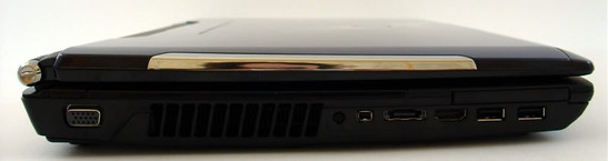 lewy bok: ExpressCard, 2x USB, HDMI, eSATA, FireWire, zaślepka wyjścia antenowego, szczeliny wentylacyjne, VGA/D-Sub