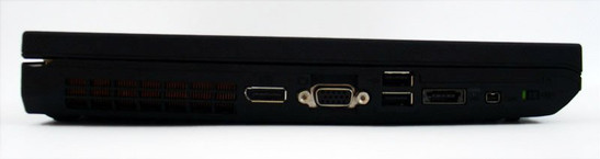 lewy bok: szczeliny wentylacyjne, DisplayPort, VGA/D-Sub, 2x USB, eSATA/USB, FireWire, przełącznik Wi-Fi