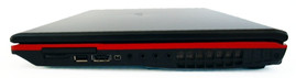 prawy bok: ExpressCard, czytnik kart, 2x USB, eSATA, FireWire, gniazda audio, wylot wentylatora, wejście antenowe