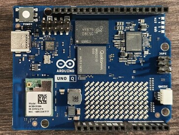 Widać już dostępne złącza, wraz z matrycą LED umieszczoną w prawym dolnym rogu (źródło obrazu: Notebookcheck)