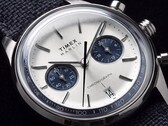 Zbliżenie na Timex Marlin Jet Chronograph TW2Y89900 ukazujące srebrzystobiałą tarczę, granatowe subtarcze, nakładane indeksy godzinowe, pałeczkowe wskazówki, skalę tachymetru i okienko datownika.