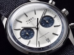 Zbliżenie na Timex Marlin Jet Chronograph TW2Y89900 ukazujące srebrzystobiałą tarczę, granatowe subtarcze, nakładane indeksy godzinowe, pałeczkowe wskazówki, skalę tachymetru i okienko datownika.