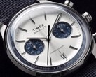 Zbliżenie na Timex Marlin Jet Chronograph TW2Y89900 ukazujące srebrzystobiałą tarczę, granatowe subtarcze, nakładane indeksy godzinowe, pałeczkowe wskazówki, skalę tachymetru i okienko datownika.