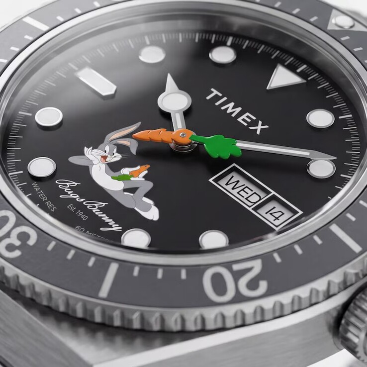 Zbliżenie na czarną tarczę zegarka Timex Looney Tunes x M79 Automatic, ukazujące Królika Bugsa i wskazówkę sekundową w kształcie marchewki,