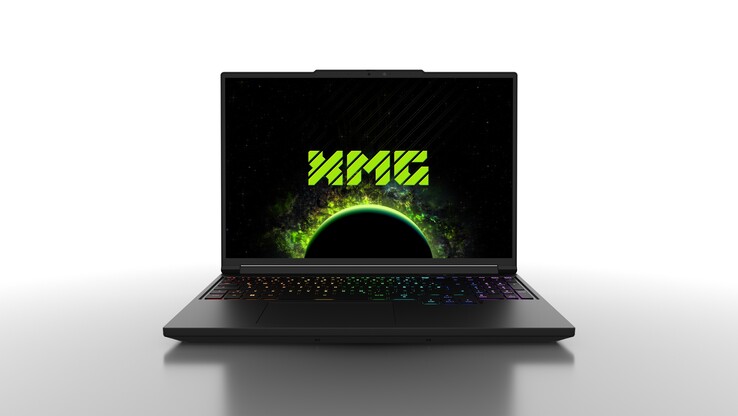 Minimalistyczny design i wypukłość na pokrywie ułatwiająca otwieranie jedną ręką. (Źródło zdjęcia: XMG)