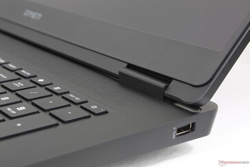 Zawiasy mogłyby być sztywniejsze, aby zapewnić większą trwałość