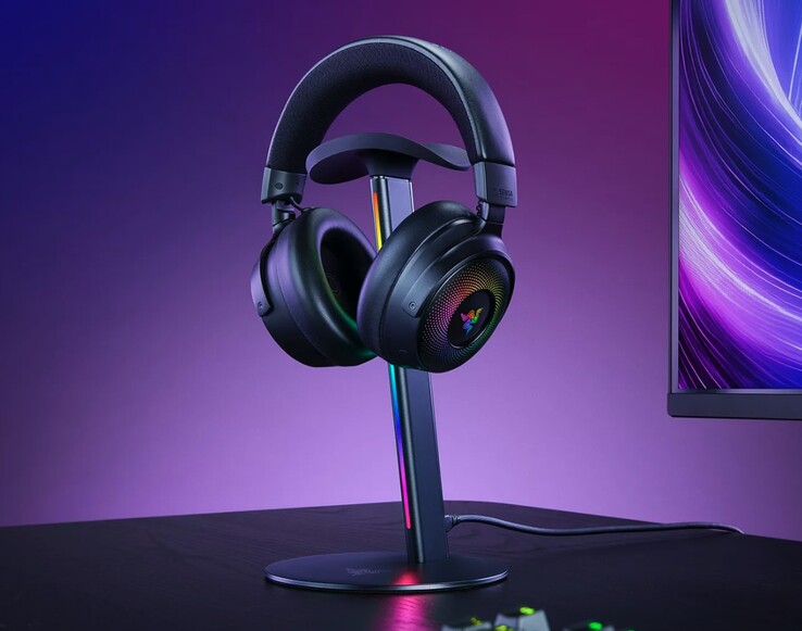 Stacja bazowa Razer Base Station V3 Chroma wyposażona jest w zakrzywioną, antypoślizgową półkę, która bezpiecznie utrzymuje kompatybilne słuchawki.