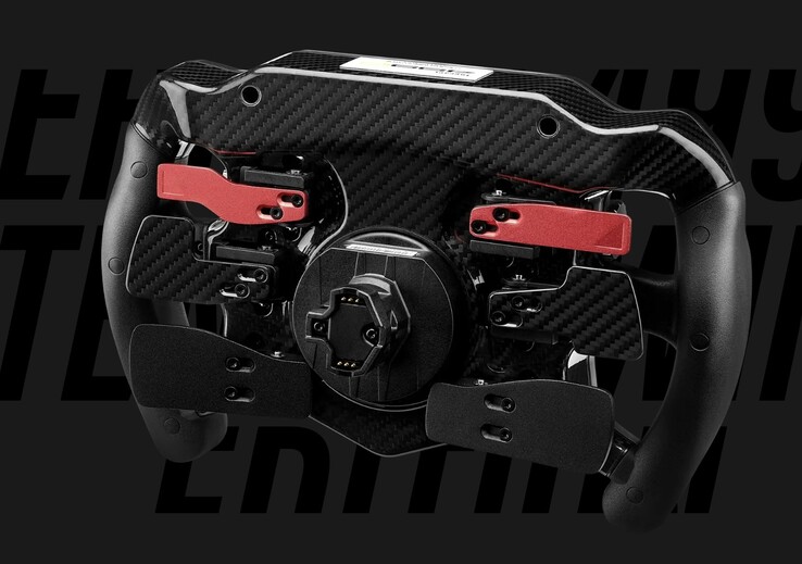 Kierownica Thrustmaster Ferrari 499P jest wyposażona w podwójne pedały zmiany biegów z włókna węglowego oraz cztery analogowe pedały metalowe.